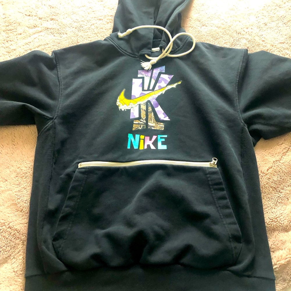 Nike Kyrie Graphic DRI-FIT Pullover Hoodie SMALL